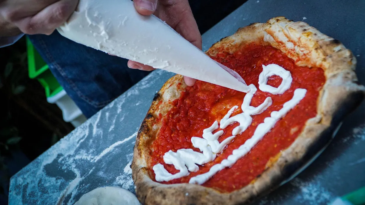Ein neapolitanischer Pizzabäcker wirbt für den neuen Status seiner Arbeit.
