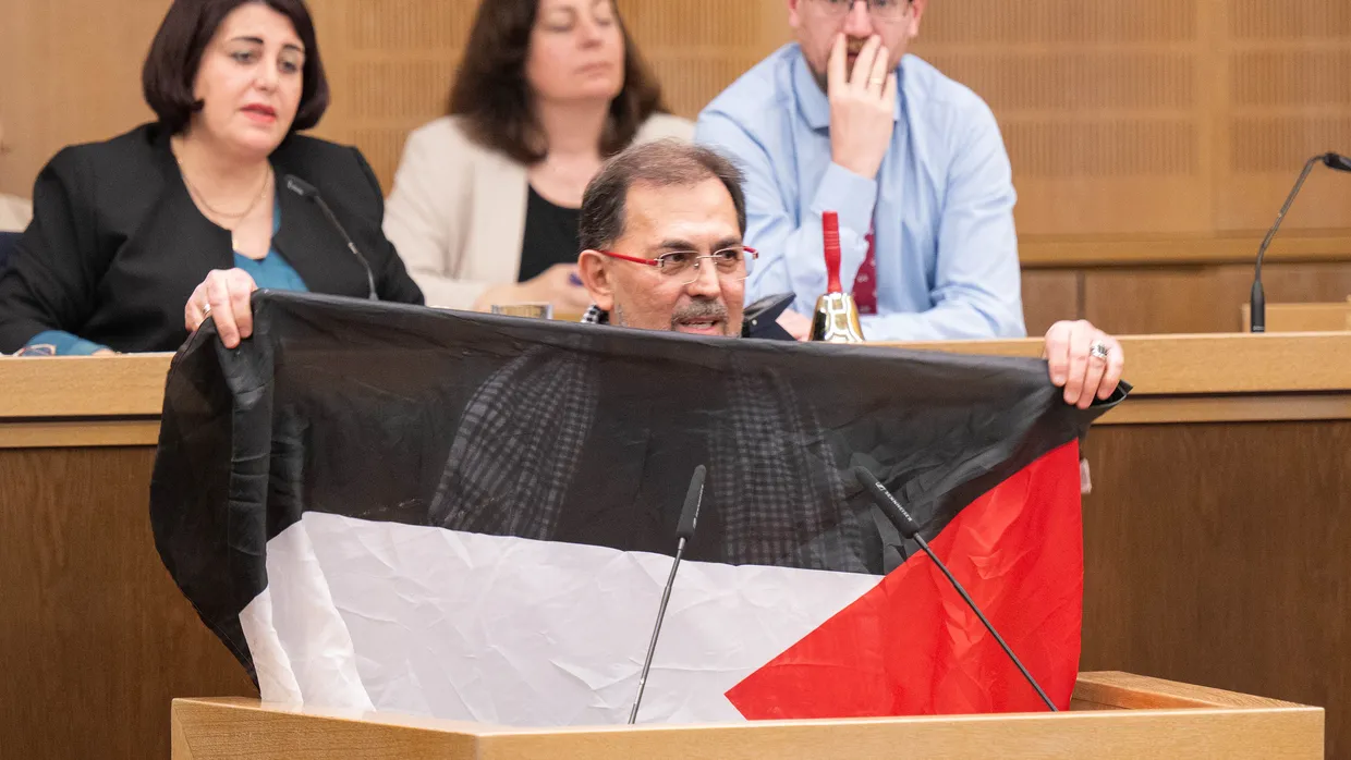 Provoziert: Haluk Yildiz (BIG) zeigte bei der Sitzung des Stadtparlaments im März 2024 eine palästinensische Flagge.