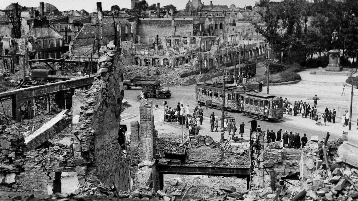 Zerstörung: Fotos im Buch „To Destroy Town“ zeigen, was der Bombenangriff in Darmstadt angerichtet hat, etwa rund um die Straßenbahnhaltestelle am Schloss.