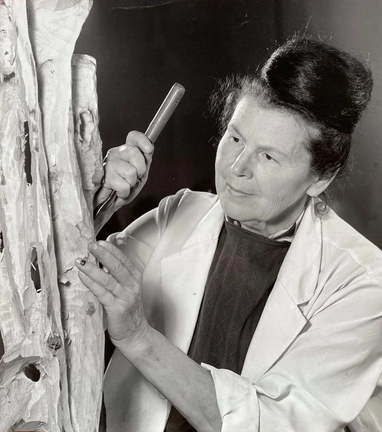 Die Bildhauerin Elly-Viola Nahmmacher