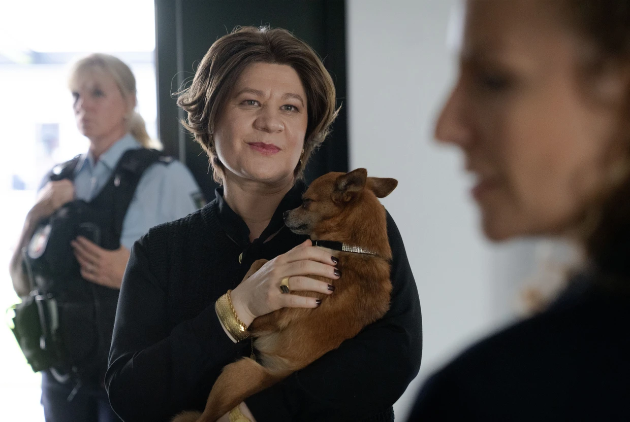 Blofeld revisited: Klea Duka (Elda Sorra) spendiert ihrem Schoßhündchen ein paar Streicheleinheiten, während Ira Klasnić (Alessija Lause, rechts) zu ermitteln versucht.