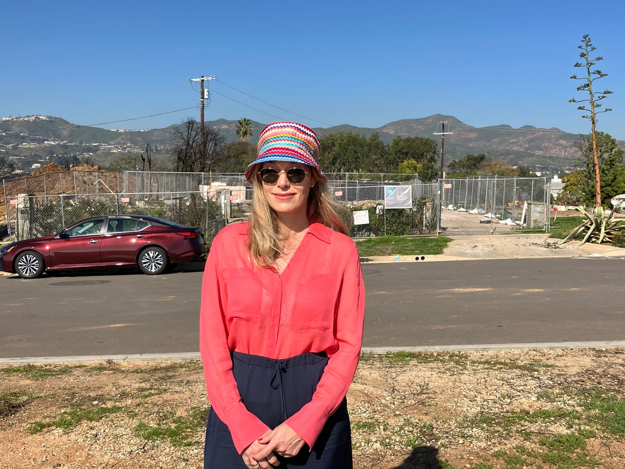 Stephanie Lunkewitz vor dem Grundstück ihres abgebrannten Hauses in Pacific Palisades