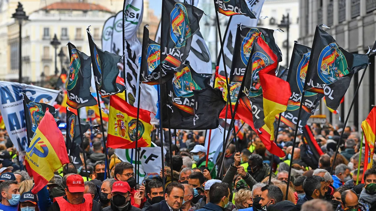 Erstmals gemeinsam: Polizeikräfte am Samstag in Madrid