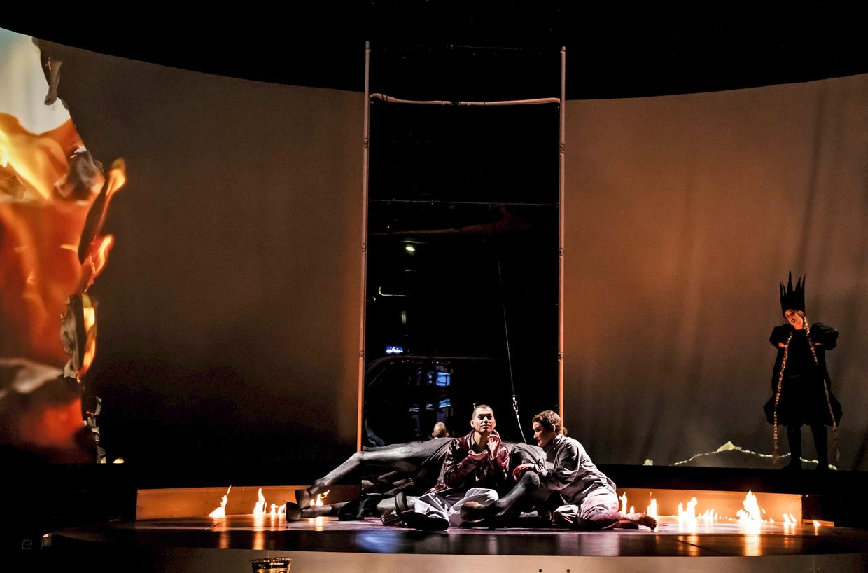 Malina (Valer Sabadus) reicht Ich (Larisa Akbari) Schlaftabletten. Die Prinzessin (Jelena Rakić) schaut zu.  SWR/Theater Aachen/Annemone Taak