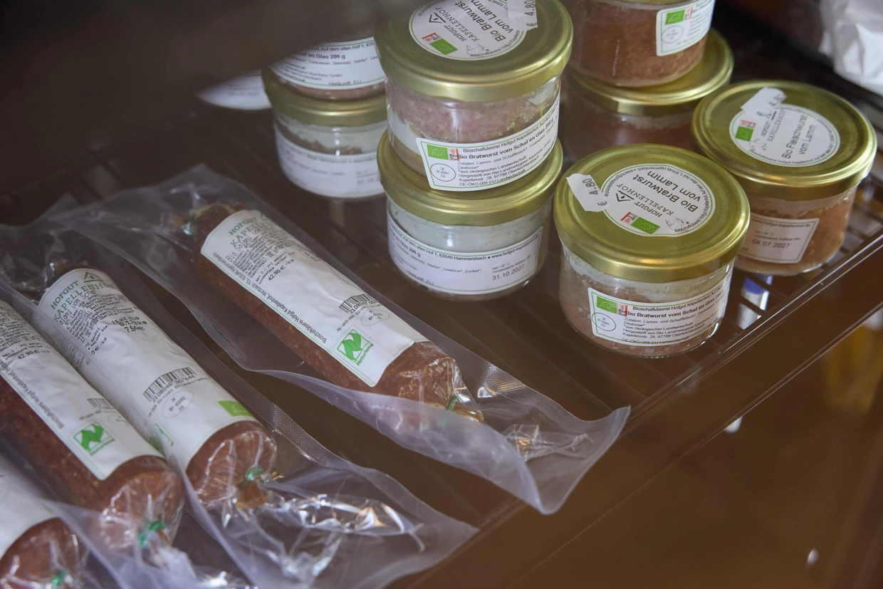 Además de queso y otros productos lácteos, también se elaboran especialidades de embutidos.