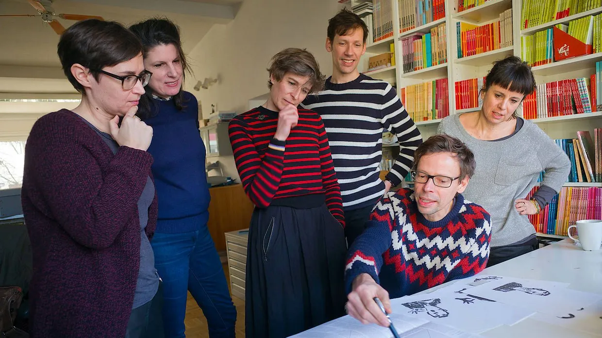 Jede Woche ein neuer Anlauf: Der Illustrator Philip Waechter (2. von rechts) diskutiert mit den Kollegen Zuni Fellehner, Natascha Vlahovic, Kirsten Fabinski, Jörg Mühle und Moni Port (von links) den Entwurf der Seite „Jugend schreibt“.