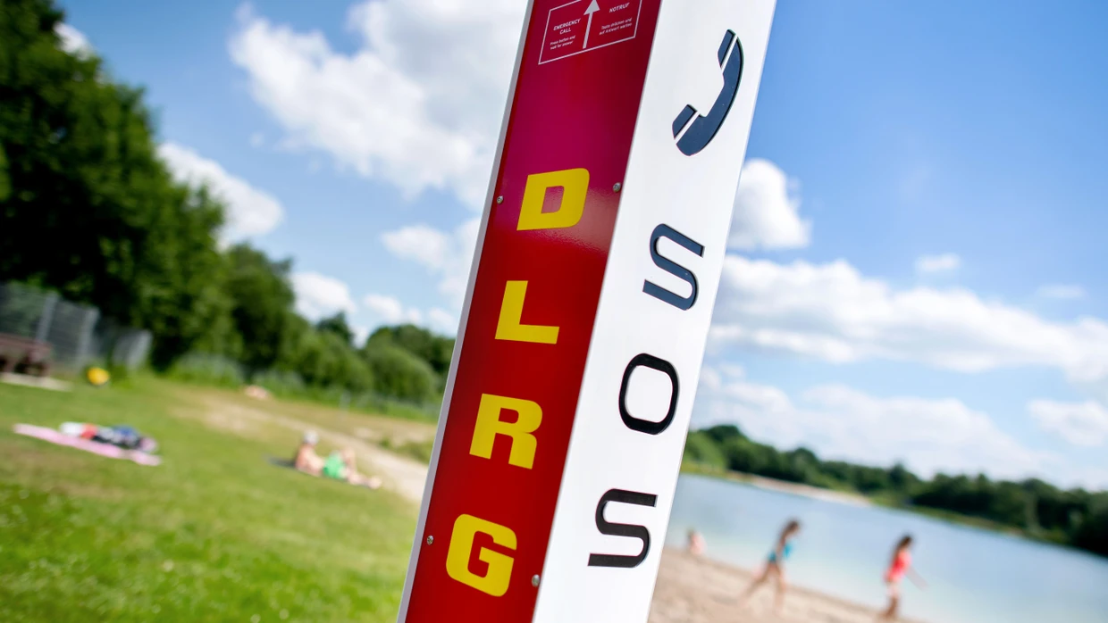 DLRG-Taucher bergen Leiche aus See in Raunheim (Symbolbild)