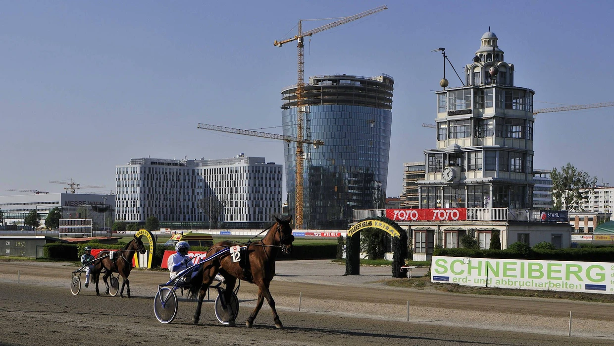 Tradition und Moderne: Das Viertel Zwei in Wien lockt nicht nur mit der Trabrennbahn – hier laufen auch spannende Feldversuche mit der Blockchain-Technologie.