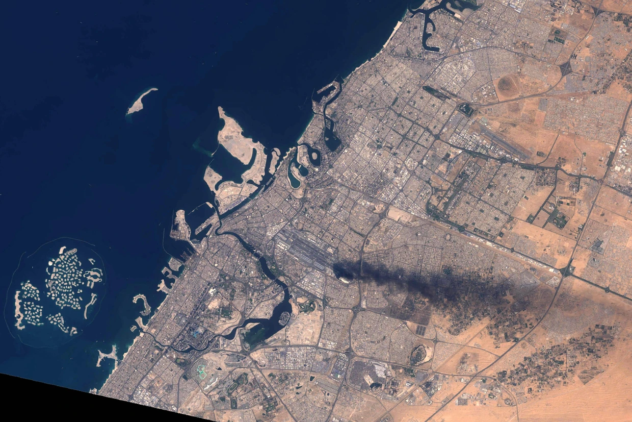 Das Satellitenbild zeigt eine Rauchsäule, die nach einem Angriff am 16. März  über dem Flughafen Dubai aufsteigt.