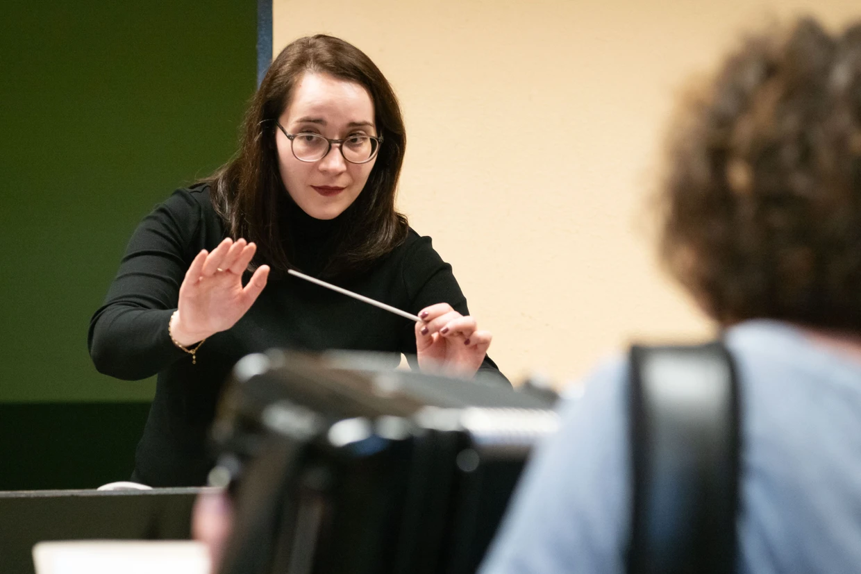 Stefanie Hazenbiller dirigiert die Musikerinnen und Musiker der „Akkordeana“.