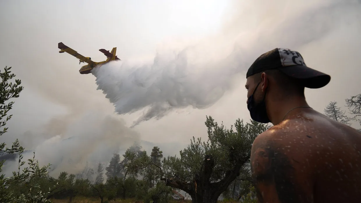 Mit Löschflugzeugen versucht man auf Euböa der Flammen Heer zu werden. Ihr Einsatz ist wegen des Rauchs nur eingeschränkt möglich.