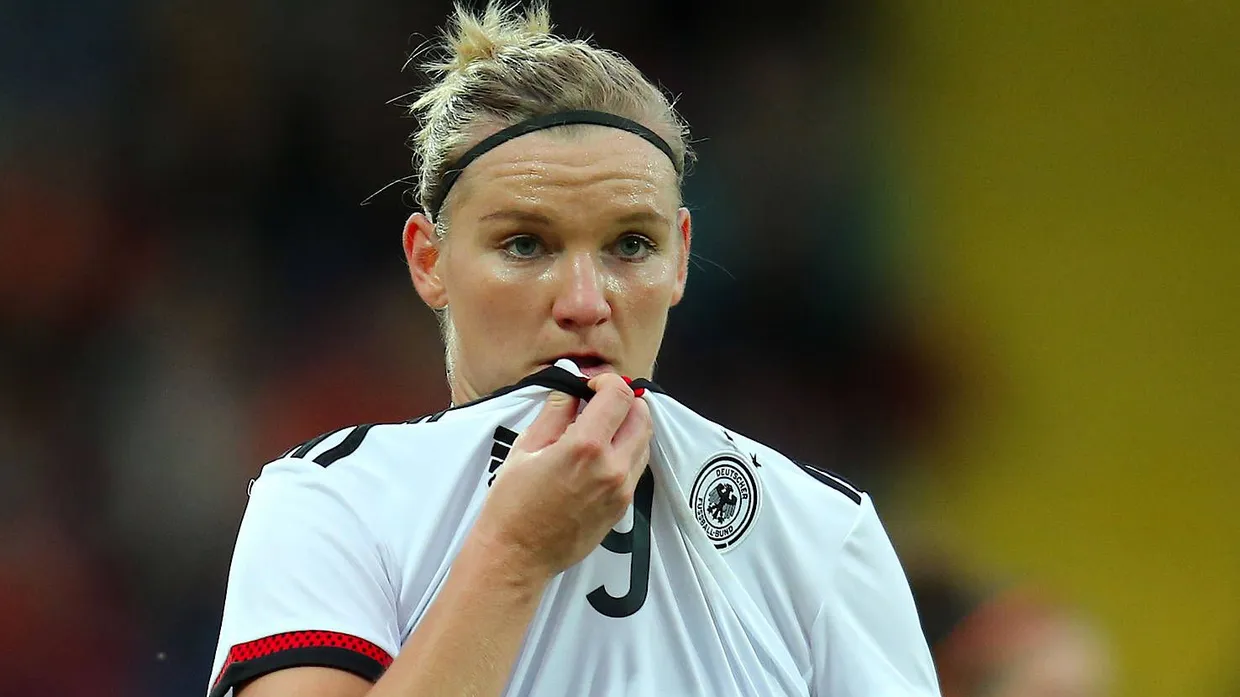 Die Frauenfußball-EM findet ohne die deutsche Stürmerin Alexandra Popp statt.