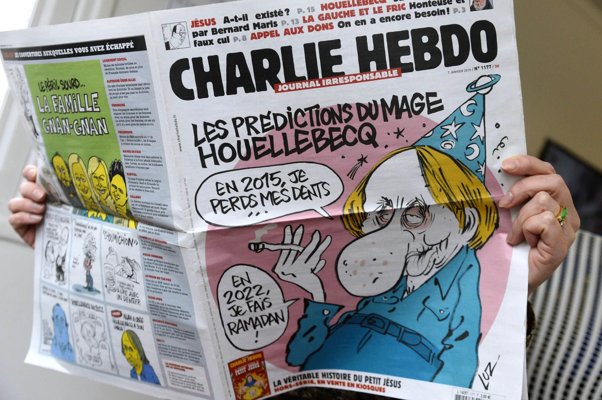 Die Satirezeitschrift „Charlie Hebdo“ vom 7. Januar 2015 mit einer Houellebecq- Karikatur auf dem Cover.