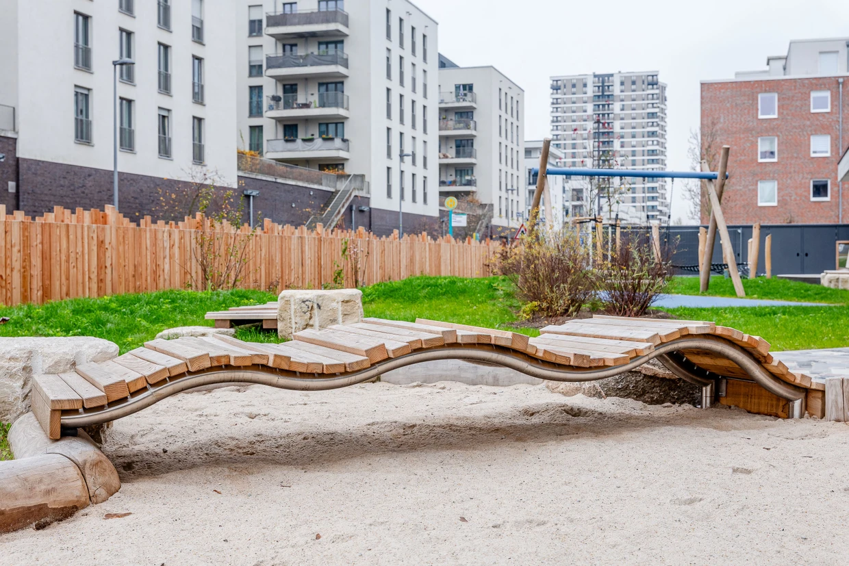 Über diese Brücke sollen sie gehen: Wellensteg vor der Kita