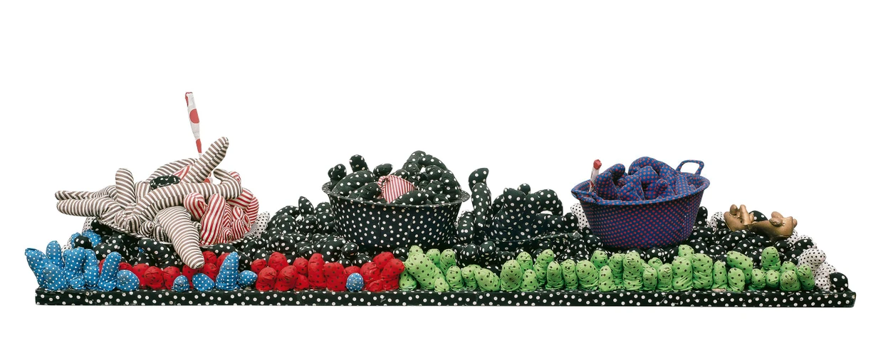 Früher als Claes Oldenburg: Kusamas „Compulsion Furniture“ von 1966 entstammt der Frühzeit der Pop-Art und entfaltet eine surreale Landschaft aus Alltagsgegenständen wie Töpfen und einem goldenen Penis-Schuh