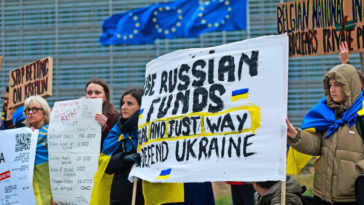 Stiller Protest in Brüssel: Ukrainer fordern die Freigabe russischer Gelder für den Wiederaufbau ihres Landes.