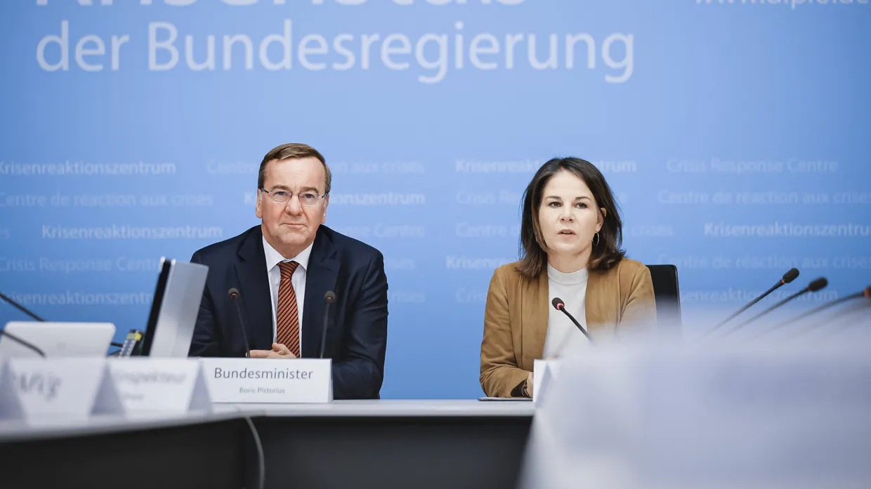 Außenministerin Annalena Baerbock und Verteidigungsminister Boris Pistorius beim Treffen des Krisenstabs der Bundesregierung zur Situation im Sudan