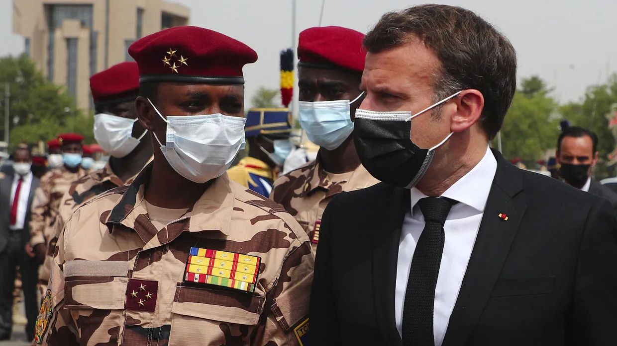 Emmanuel Macron (r.) neben Mahamat Idriss Déby am 23. April in N'Djamena