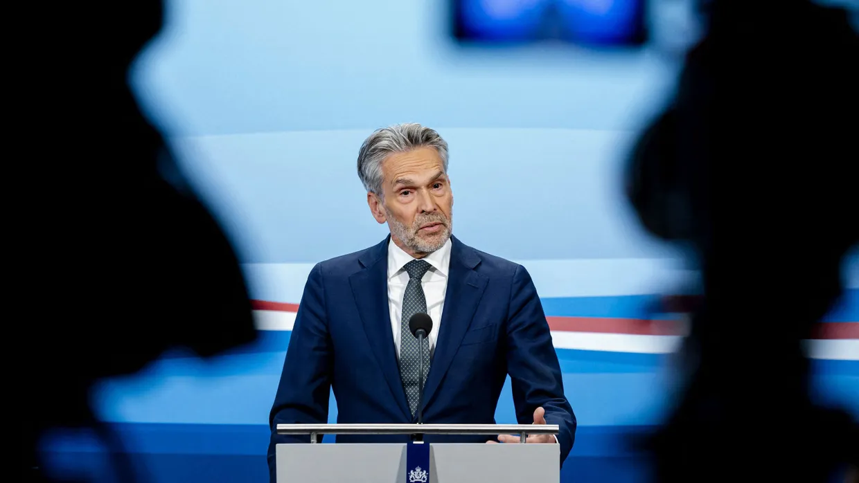 Der niederländische Ministerpräsident Dick Schoof am 17. April bei einer Pressekonferenz in Den Haag