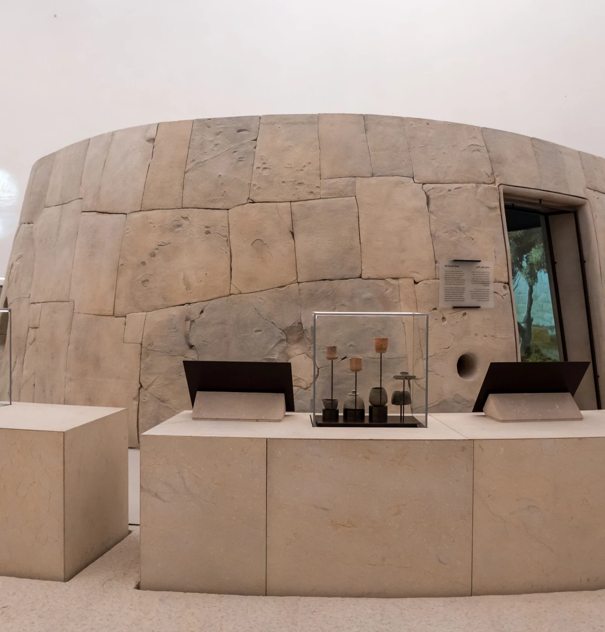 Funde aus Grabungen und Rekonstruktion eines Grabmals: Blick in die Galerie mit archäologischem Schwerpunkt