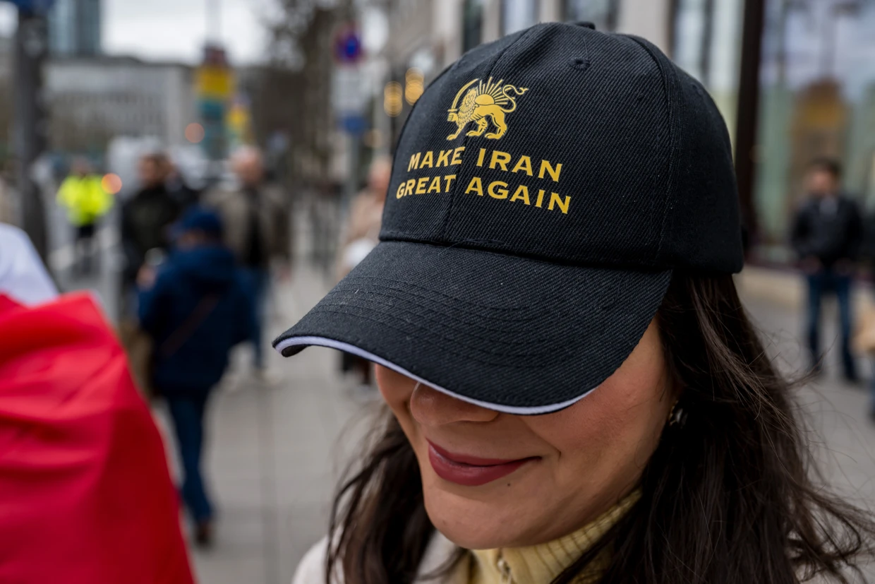 „Make Iran great again“: Die Pahlavi-Anhänger unterstützen den vom amerikanischen Präsidenten Donald Trump begonnen Irankrieg.