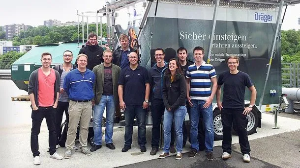 Magnus Magnusson (1. Reihe, 5. v. l.) inmitten der Studierenden der Bergischen Universität Wuppertal.