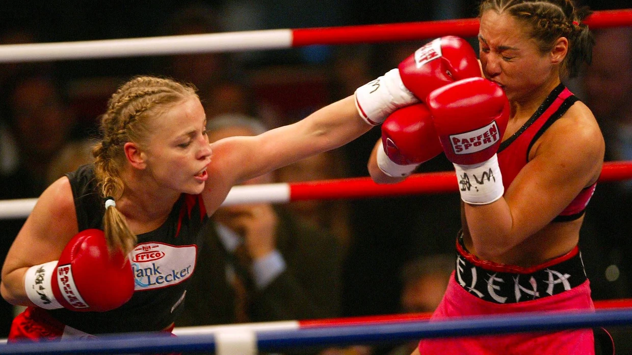 Regina Halmich (links) 2005 bei der WIBF Weltmeisterschaft