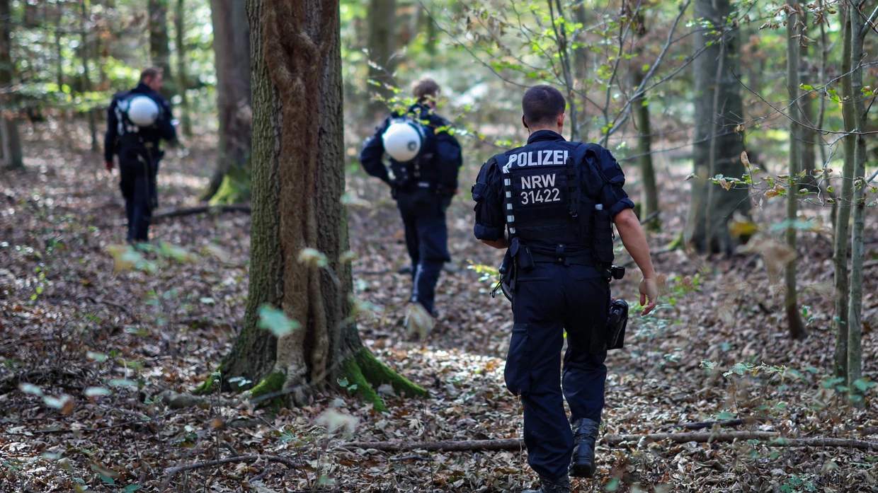 Polizeibeamte bei der Suche im Hambacher Forst.