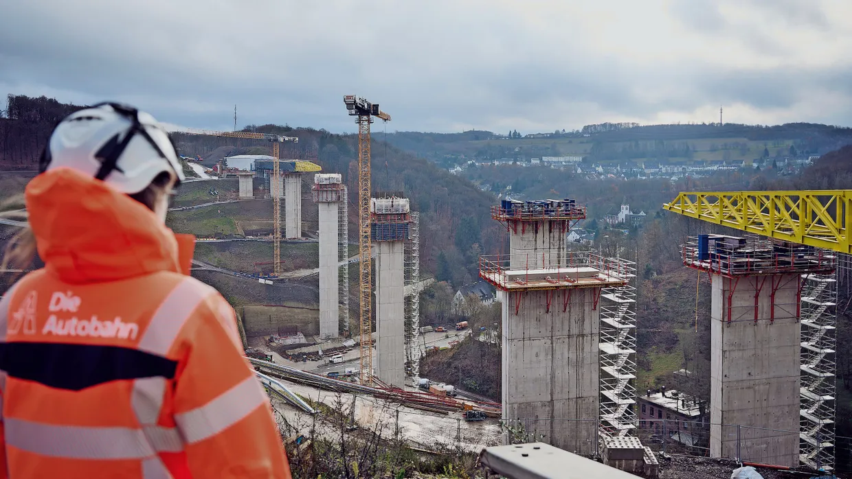 Gute Sicht, unbefriedigender Ausblick: Erst 2026/2027 soll der Verkehr wieder über die Rahmede-Talbrücke bei Lüdenscheid fließen.