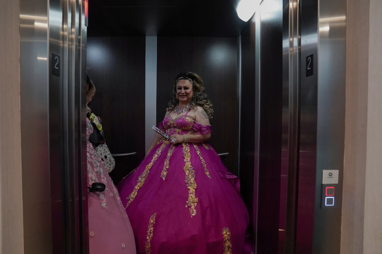 Emocionados frente al ascensor de su hotel: Rivas y Martínez