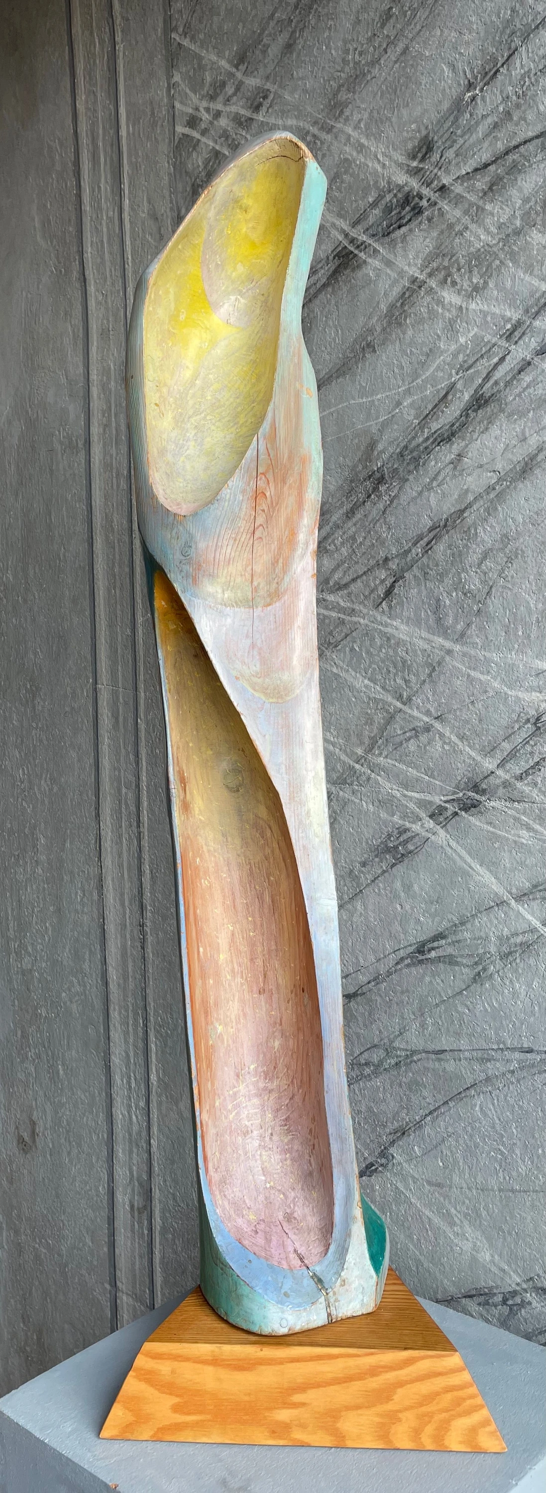 Ein 1958 geschnitztes Schöpfungssymbol von Elly-Viola Nahmmacher, das im Schlossmuseum von Greiz aufbewahrt wird