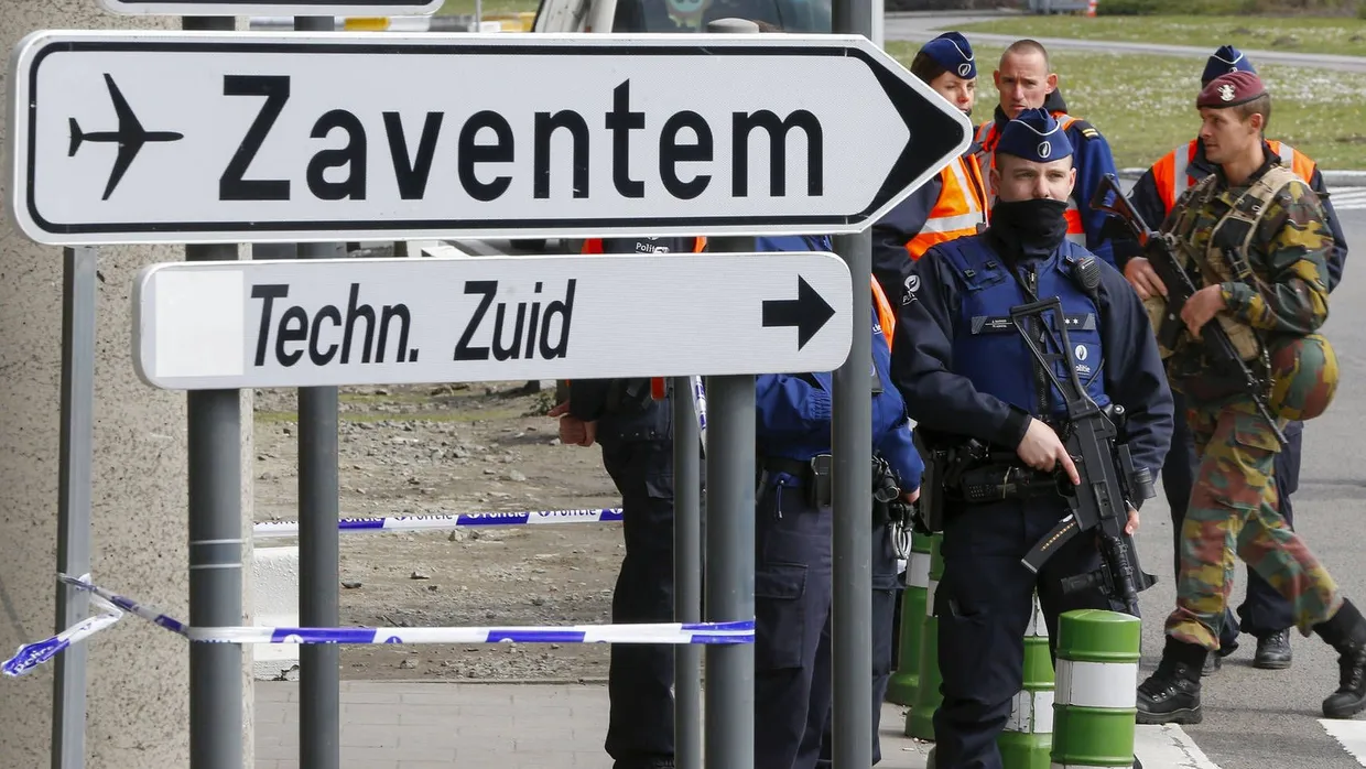 Polizisten und Soldaten vor dem Flughafen Zaventem, am 1. April