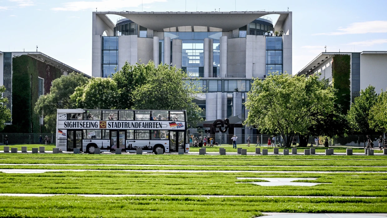Das Bundeskanzleramt in Berlin: In der Hauptstadt wurden Ballons von Hochzeitsgästen losgelassen.