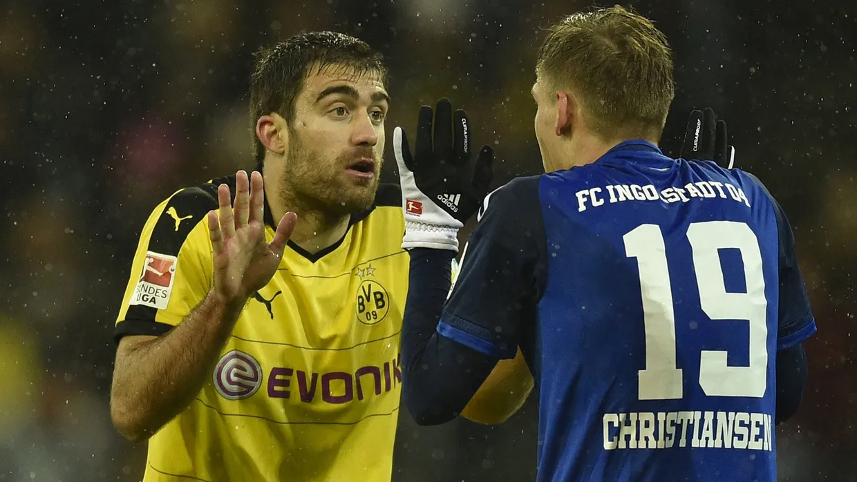 „Ich kann nix dafür“: BVB-Verteidiger Sokratis (l.) hebt fast schon entschuldigend die Hände