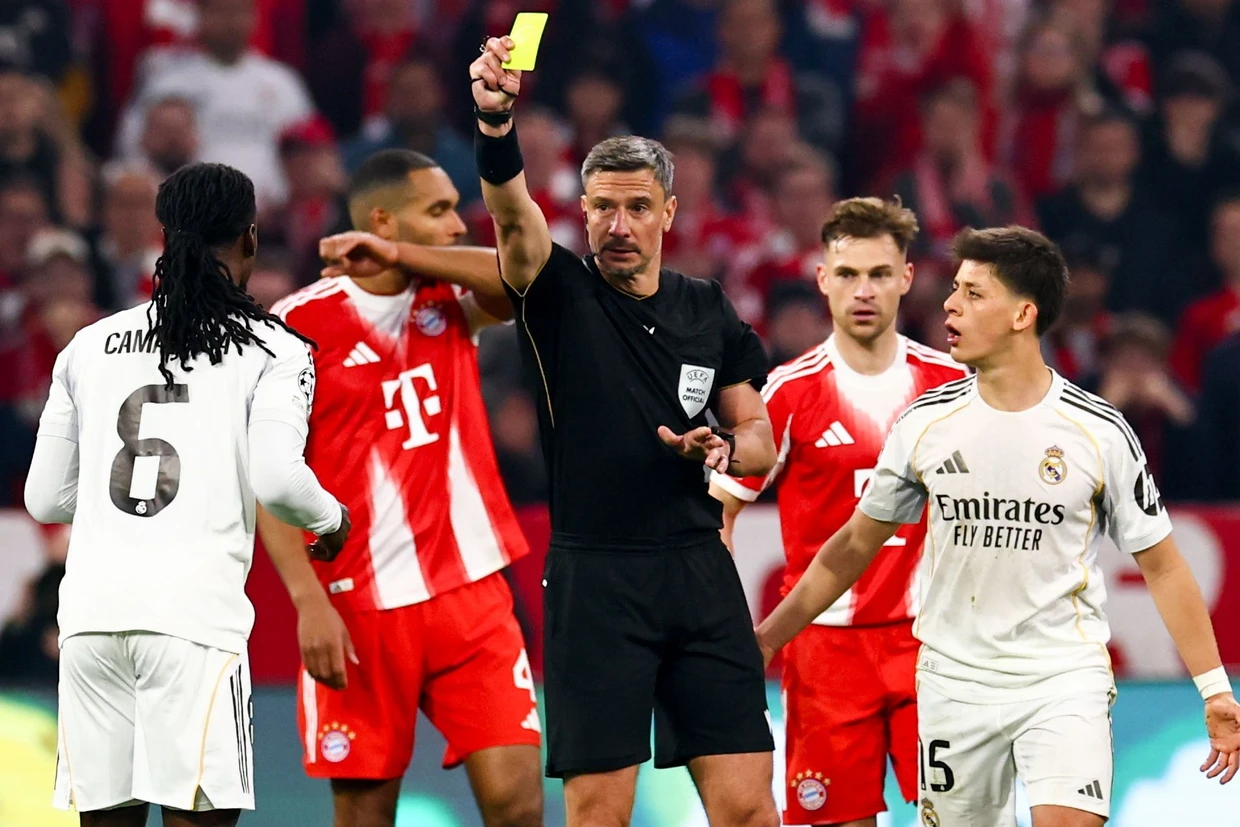 El árbitro Slavko Vincic expulsa del campo a Eduardo Camavinga (izquierda) con tarjeta amarilla-roja.