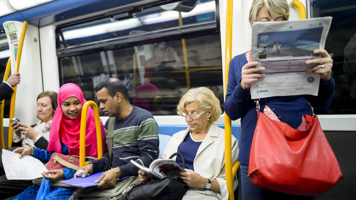 In der U-Bahn zur Arbeit: Manuela Carmena an ihrem ersten Tag als Bürgermeisterin von Madrid