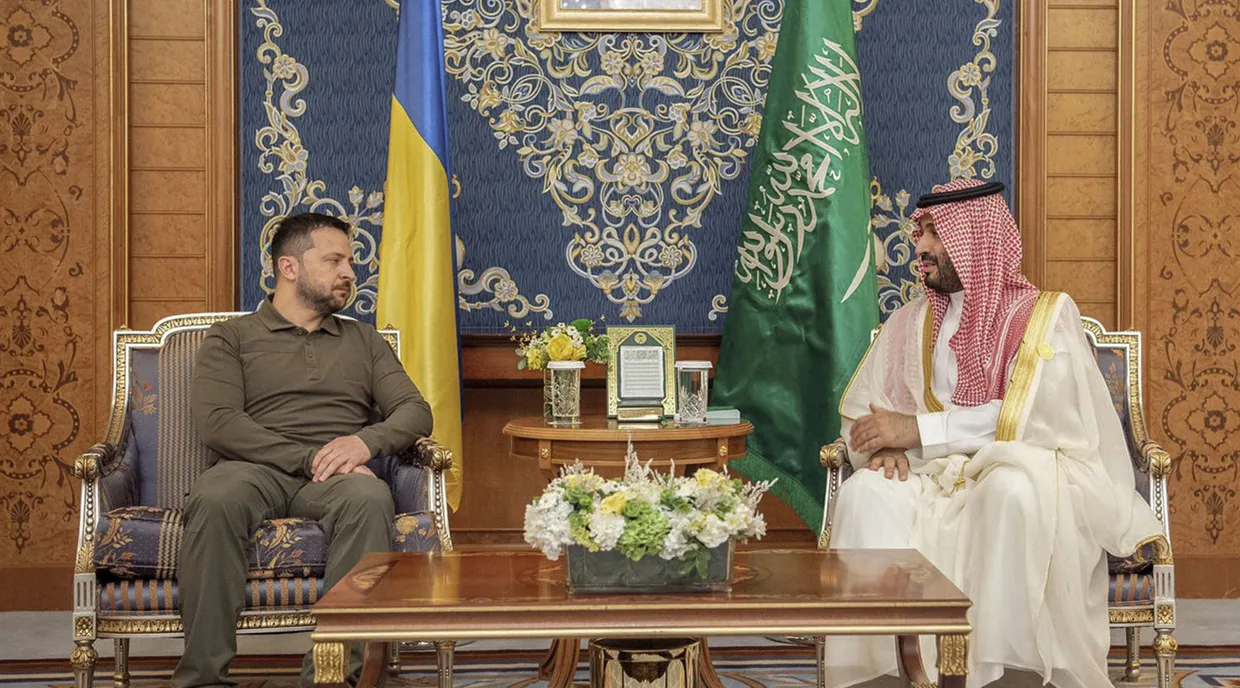 Selenskyj wird nicht zum ersten Mal nach Dschidda kommen: Im Mai nahm er als Überraschungsgast am Gipfeltreffen der Arabischen Liga teil.