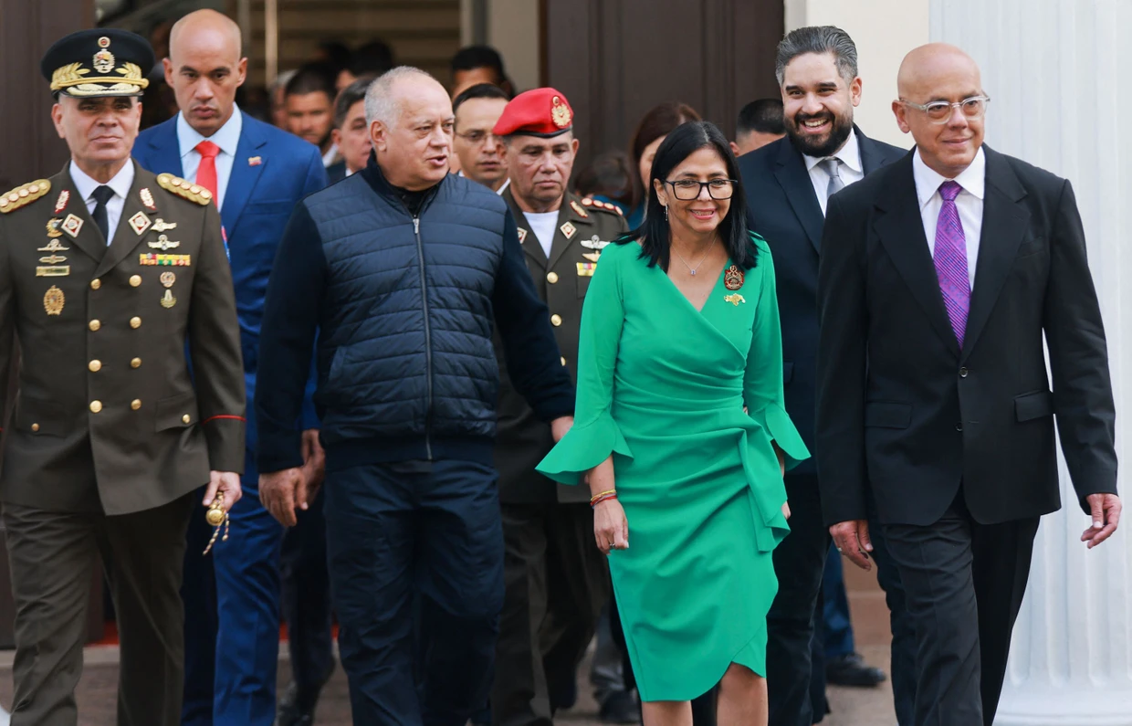 Delcy Rodríguez en el día de su toma de posesión junto a su hermano Jorge (r.)