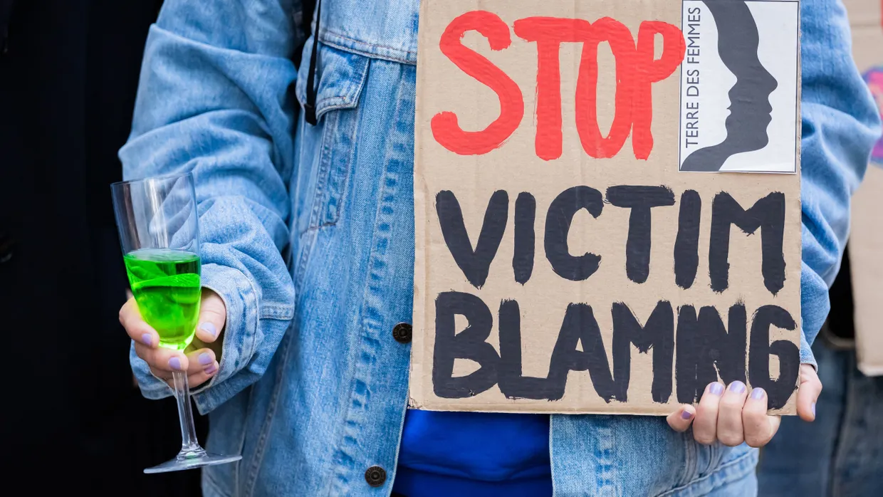Aus Solidarität: Vor dem Kriminalgericht Moabit protestiert anlässlich der Fortsetzung des Prozesses gegen den 69 Jahre alten Frank S. eine Frau gegen sexualisierte Gewalt.
