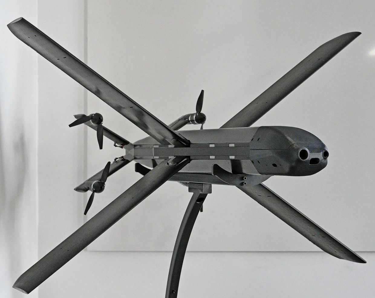 Nach den Glasfaserdrohnen scheint jetzt die Künstliche Intelligenz zu kommen. Zum Beispiel mit der deutschen Kamikaze-Drohne HX-2.