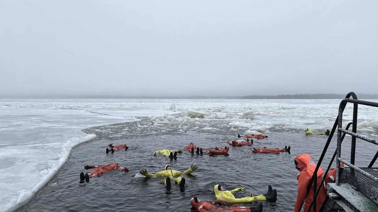 Schweben im Eis - eines der Abenteuer, die Oulu, die Kulturhauptstadt Finnlands, für seine Besucher bereithält.