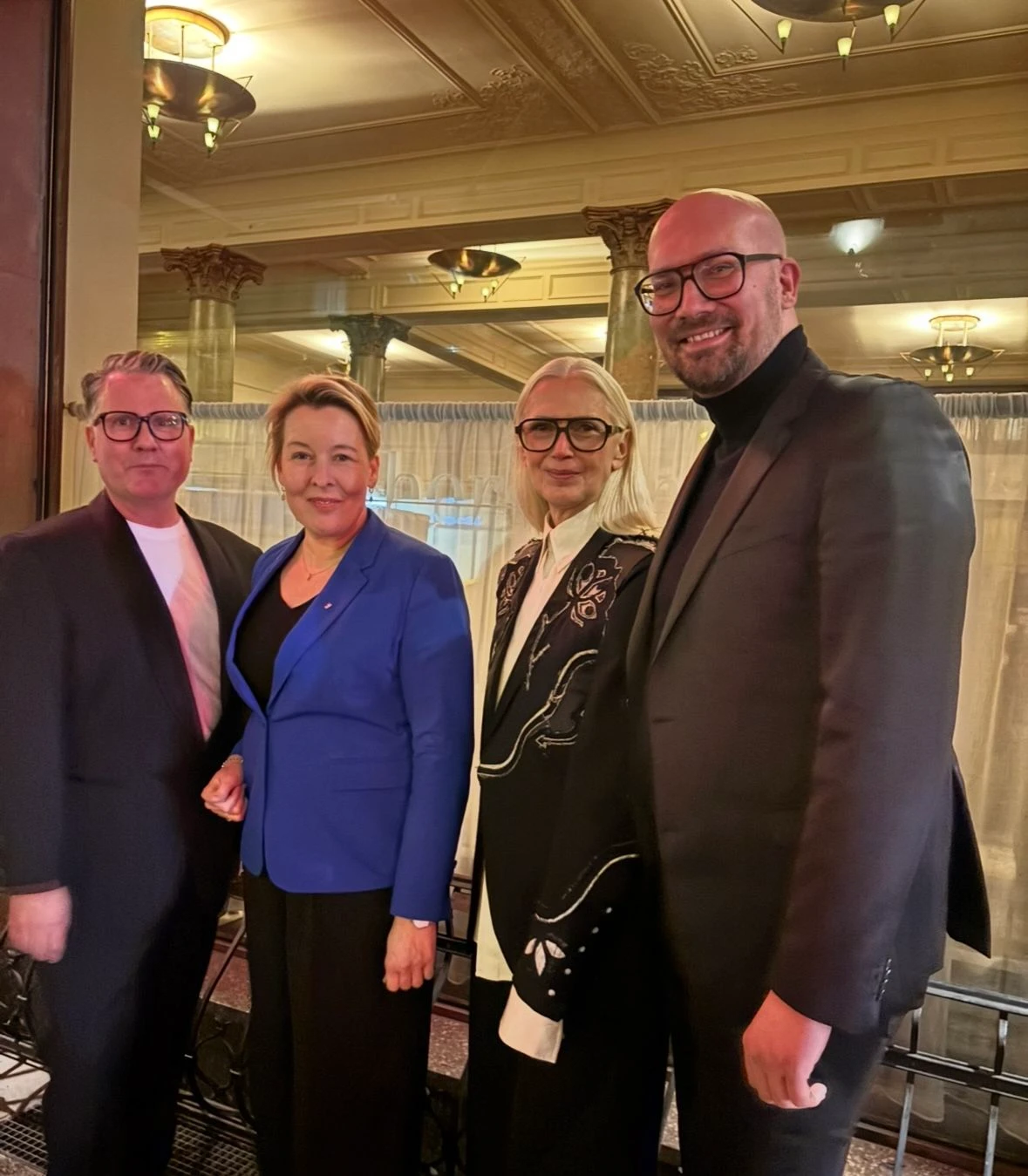 Vor dem Eröffnungsdinner: Scott Lipinski und Christiane Arp vom Fashion Council Germany (links und Dritte von links) mit Wirtschaftssenatorin Franziska Giffey (SPD) und ihrem Staatssekretär Michael Biel