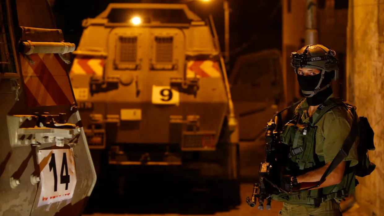 Ein israelischer Soldat hält Wache in Hebron