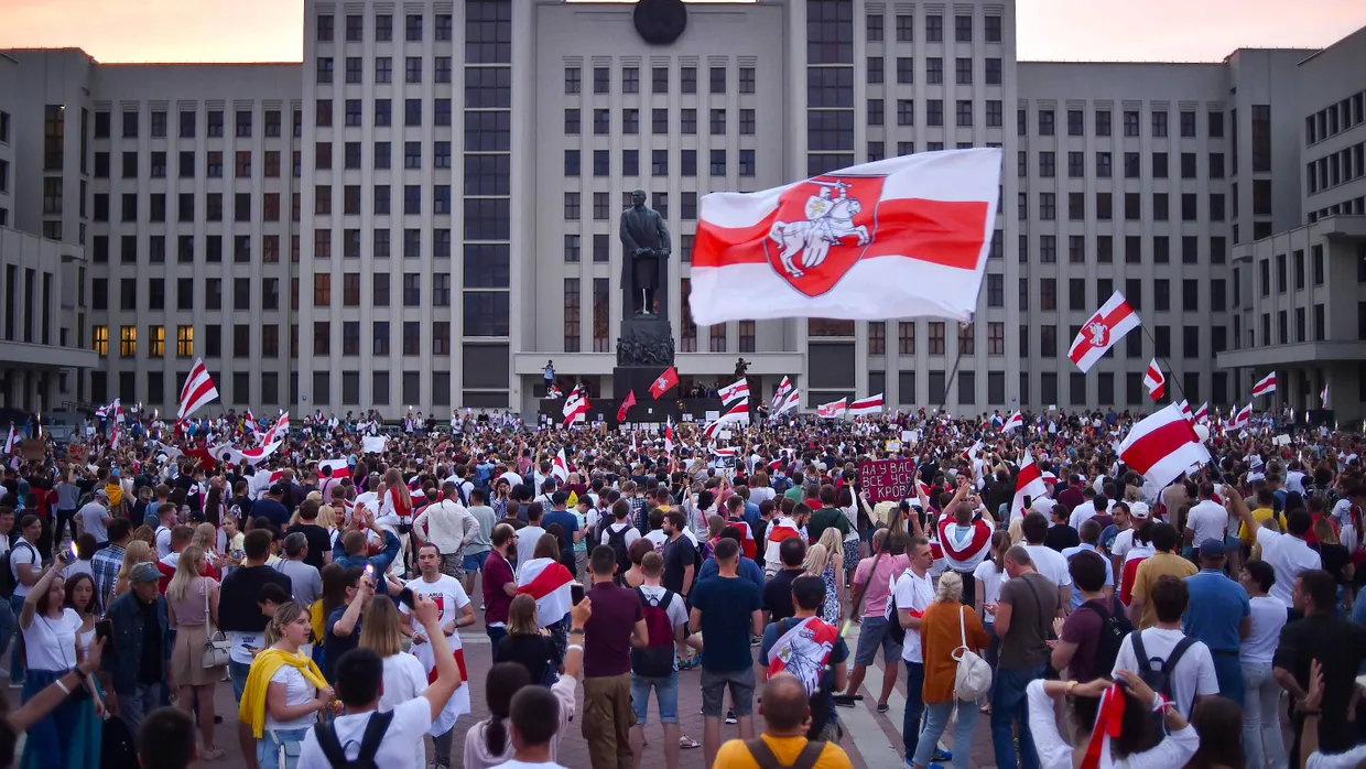 Gegner von Präsident Aleksandr Lukaschenka demonstrieren am 18. August auf dem Unabhänigkeitsplatz in Minsk