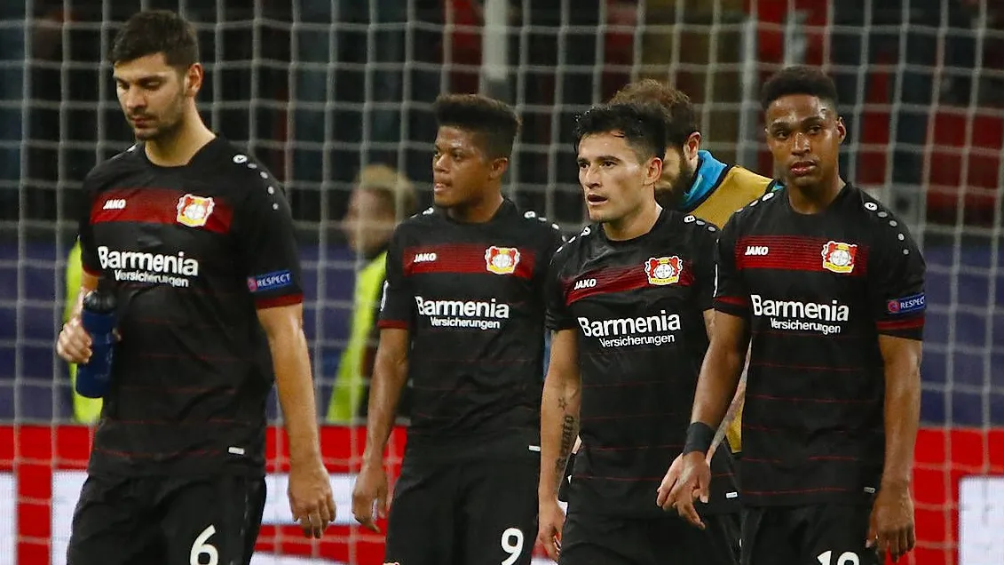 Leverkusens Spieler lassen nach der Niederlage die Köpfe hängen