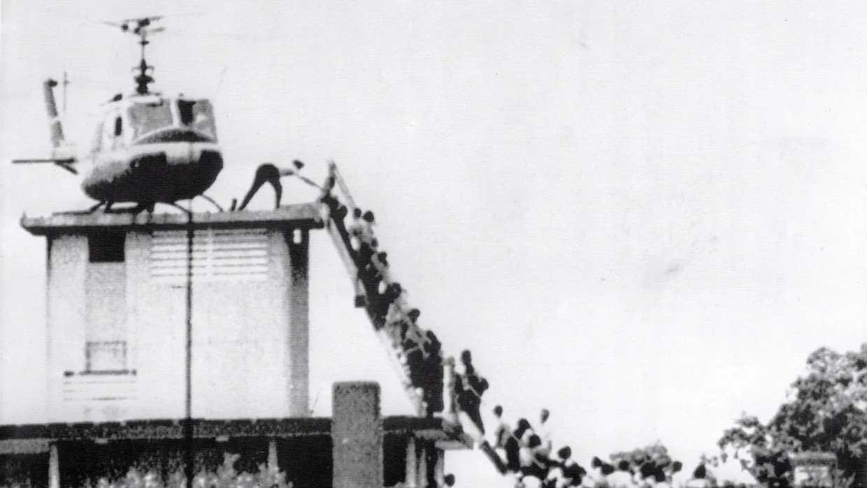 Flucht vor den Siegern: Südvietnamesische Zivilisten und Militärs werden von amerikanischen Helikoptern von der Botschaft der Vereinigten Staaten in Saigon aus am 30. April 1975 ausgeflogen.