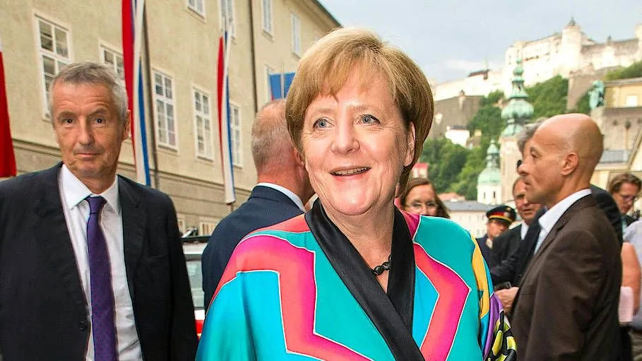 Zur Aufführung von „Lady Macbeth“ am 05. August 2017 im Festspielhaus in Salzburg trug Angela Merkel bereits den farbenfrohen Kimono.