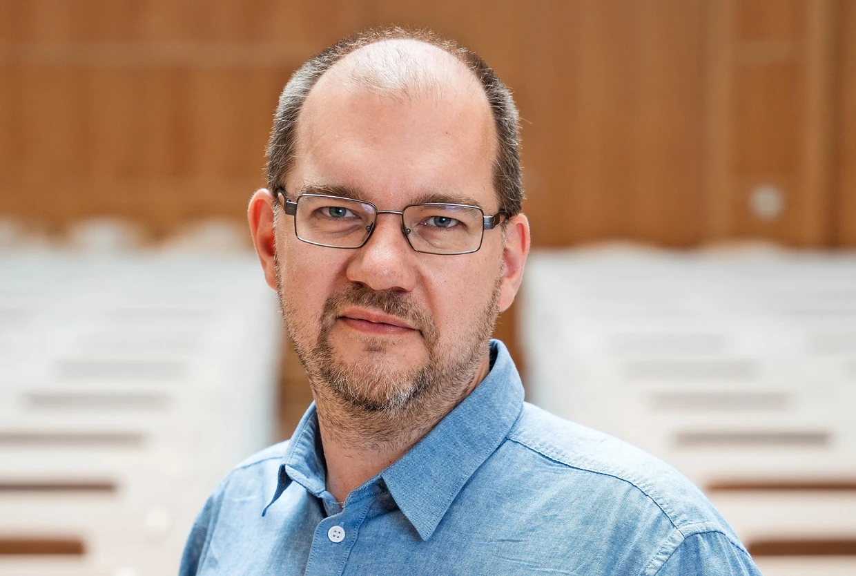 Gábor Polyák ist Leiter der Abteilung für Medien und Kommunikation an der Eötvös-Loránd-Universität Budapest und Analyst beim Medien-Watchdog Mérték Media Monitor.