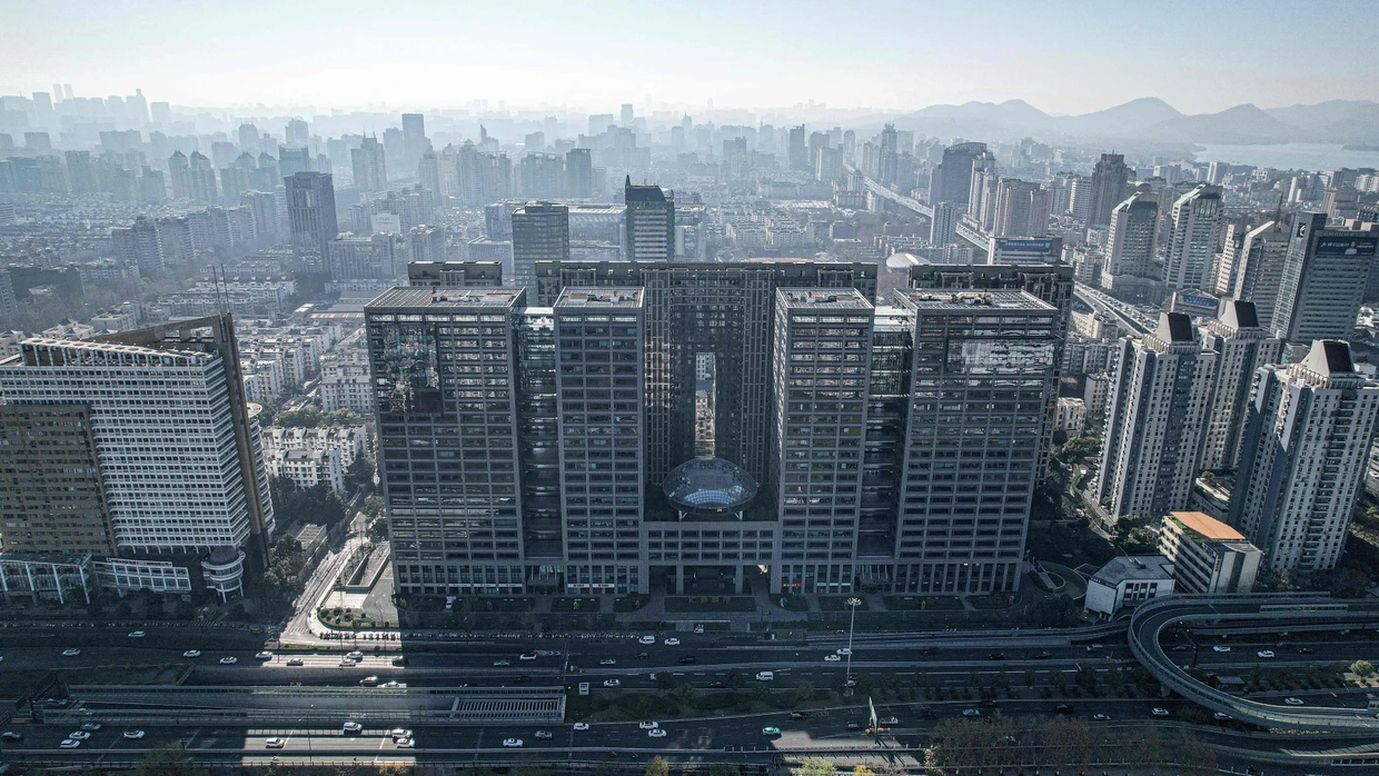 Das DeepSeek-Hauptquartier in Hangzhou wirkt wie ein normales Bürogebäude, und doch läuft der eigentliche Raubzug laut Anthropic unsichtbar über diese Schnittstelle.