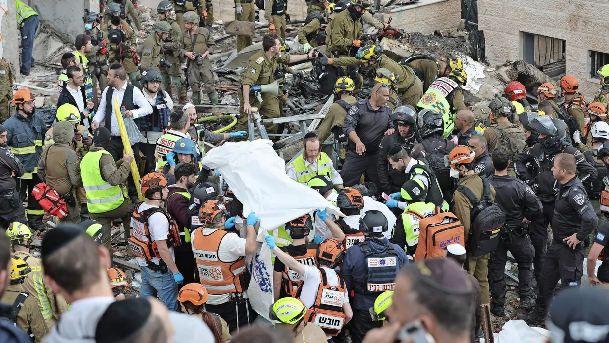 Nahe Jerusalem: Rettungseinsatz nach einem Angriff Irans